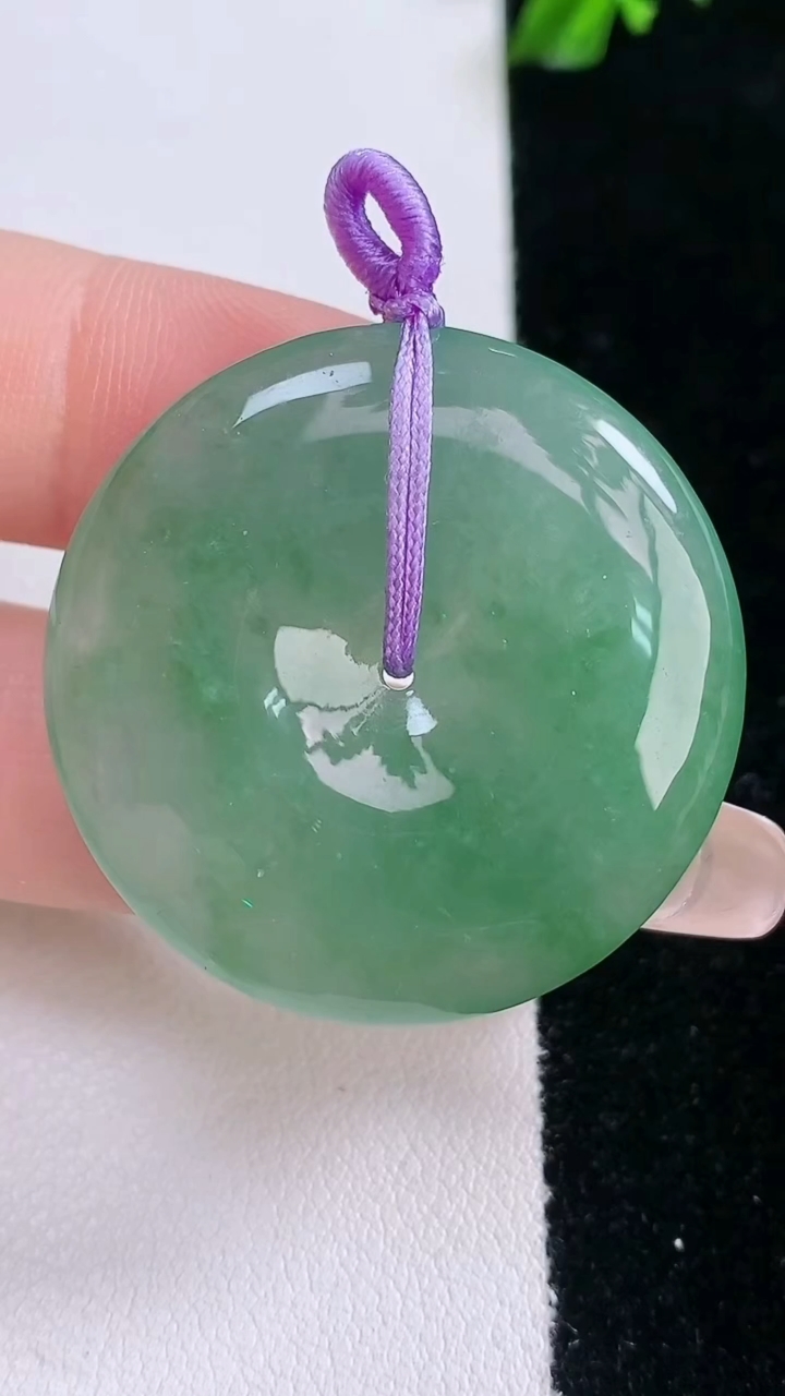 天然A货翡翠平安扣吊坠，尺寸33.6-5.4，重量:14.24g
3月6日