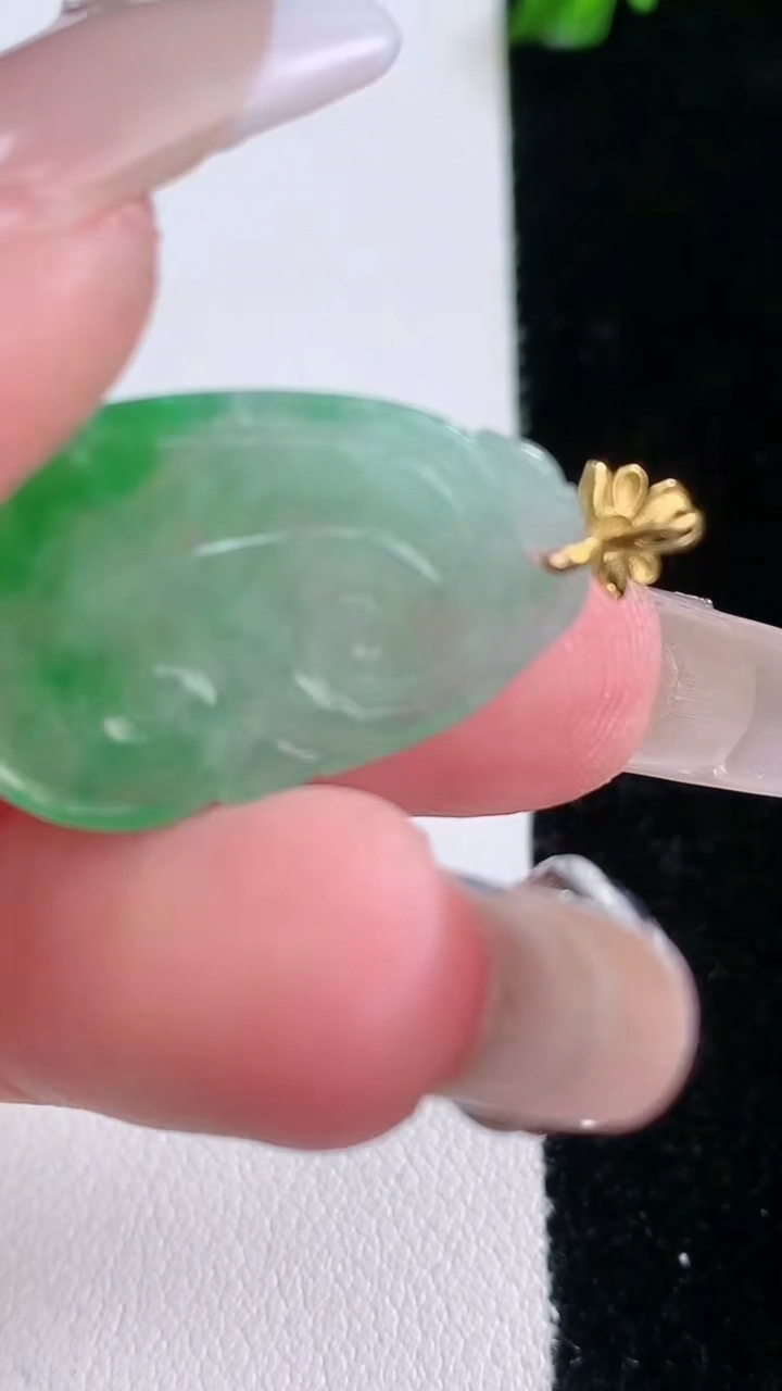 天然A货翡翠如意吊坠，尺寸25.5-15.8-2.8，重量:2.75g
3月6日