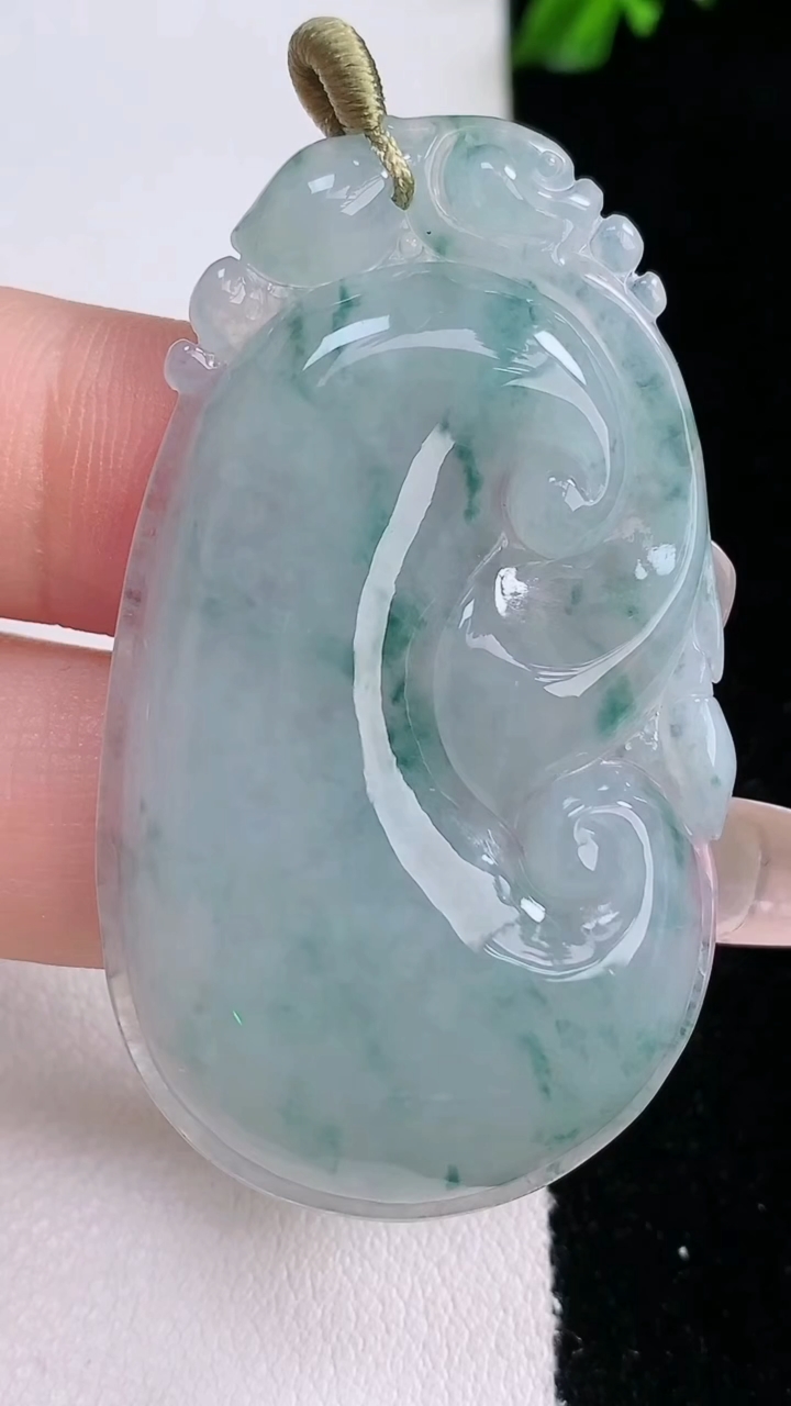 天然A货翡翠飘花如意吊坠，尺寸50.4-28.7-4.5，重量:13.79g
3月6日