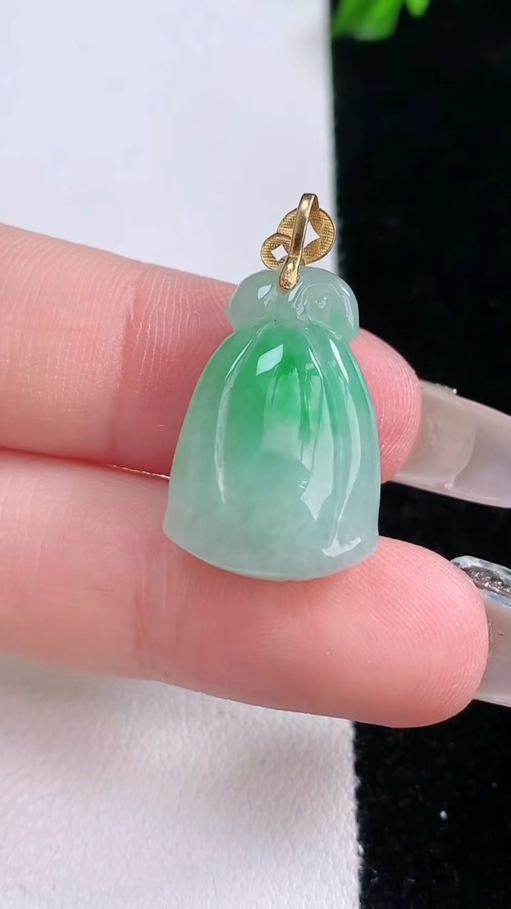 天然A货翡翠莲蓬吊坠，尺寸21-14.6-8，重量:4.21g
3月6日