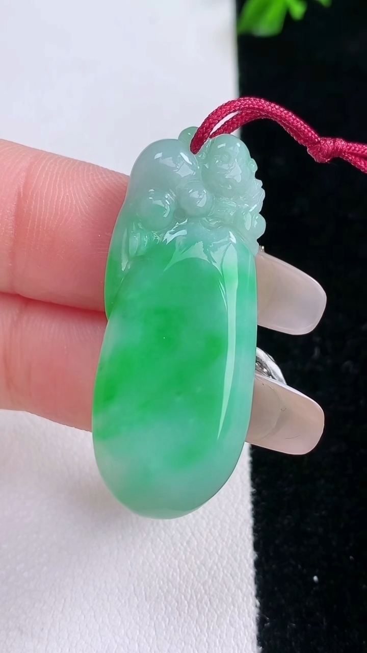 天然A货翡翠福瓜吊坠，尺寸38.6-15-4.4，重量:5.86g
3月6日