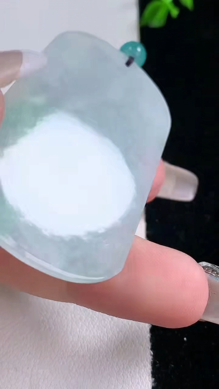 天然A货翡翠龙牌吊坠，尺寸50.2-31.7-4，重量:14.41g
3月6日