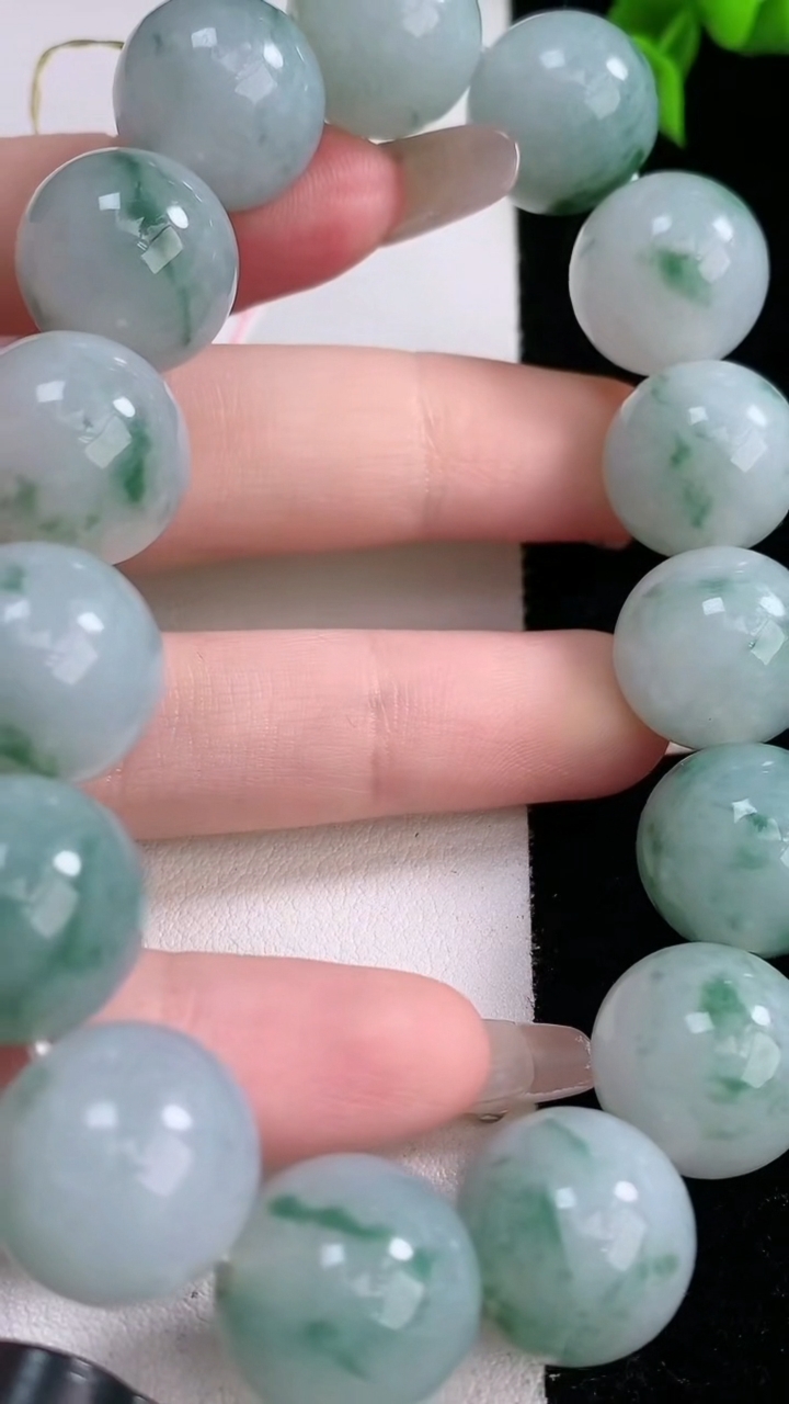 天然A货翡翠飘花圆珠手串，尺寸14.8-15颗，重量:85.86g3月6日
工厂直销收藏佳品,种好水足，色泽均匀，有种有色，上手高大气！