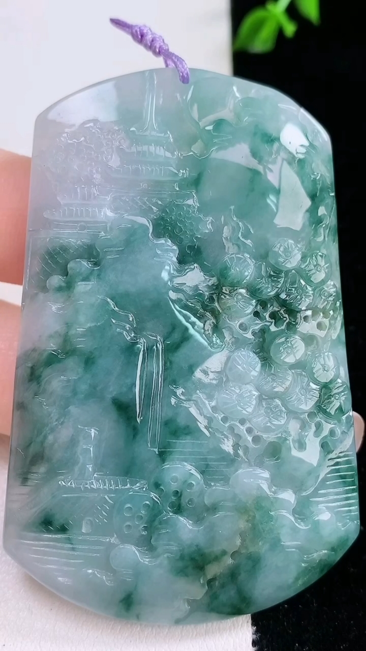 天然A货翡翠牌吊坠，尺寸64.7-41-5.5，重量:36.66g
3月6日