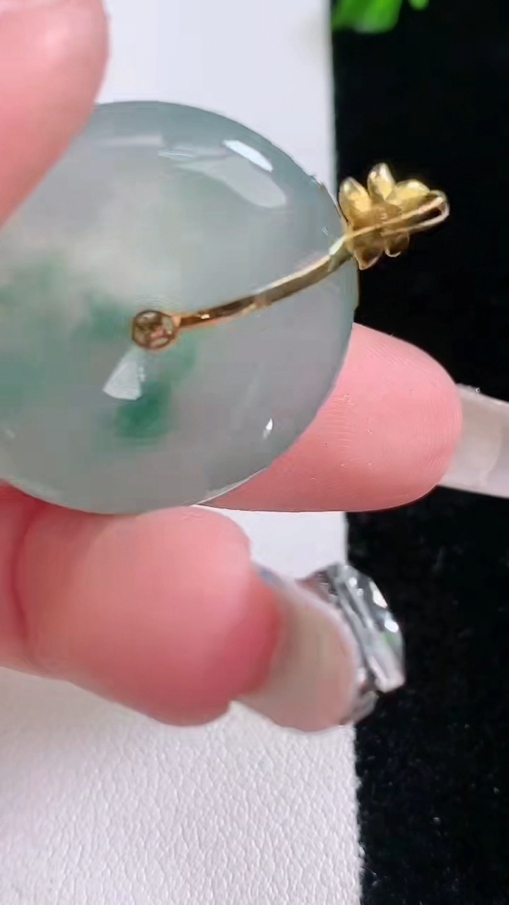 天然A货翡翠种飘花平安扣吊坠，尺寸26.7-5.5，重量:9.44g
3月6日