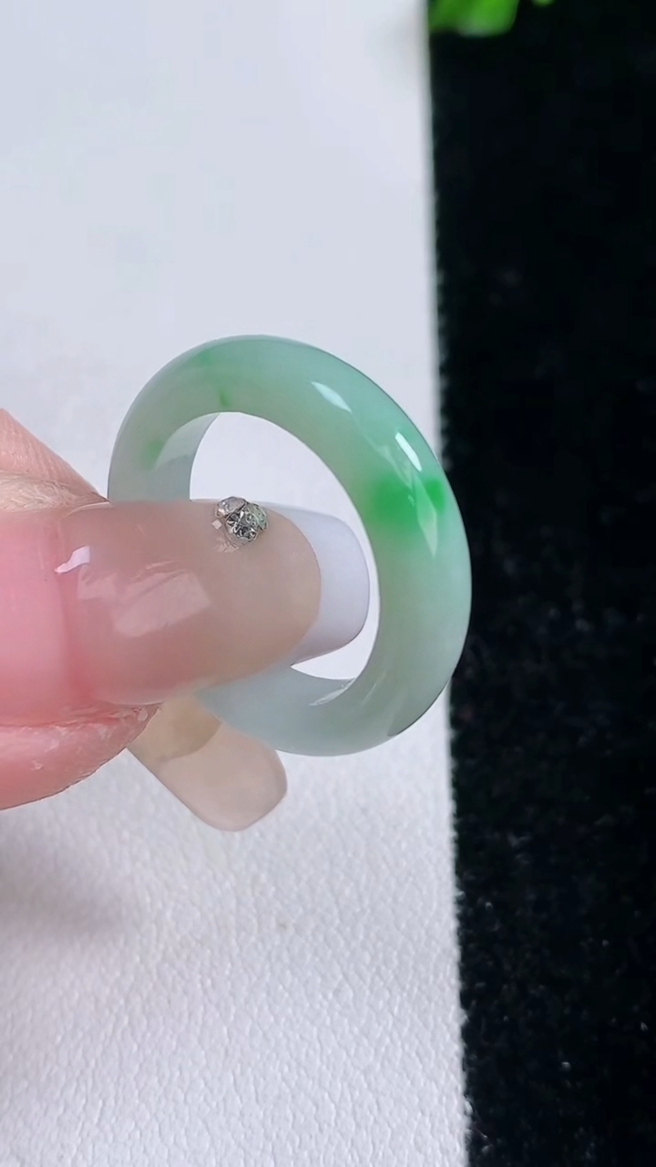 天然A货翡翠指环戒指，尺寸16.3-4.2-2.8，重量:2.90g2026年3月6日
工厂直销收藏佳品,种好水足，色泽均匀，有种有色，上手高大气！