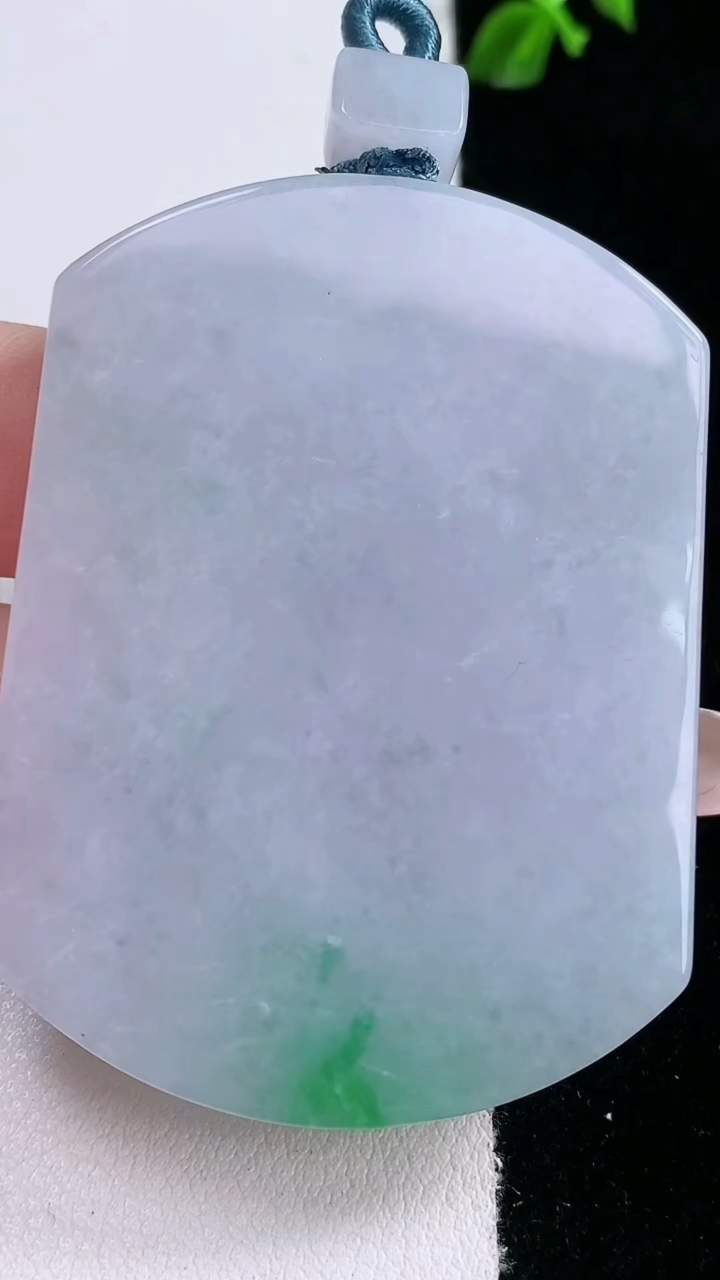 天然A货翡翠春带彩紫罗兰无事牌吊坠，尺寸53-40.2-5.5，重量:36.26g
3月6日