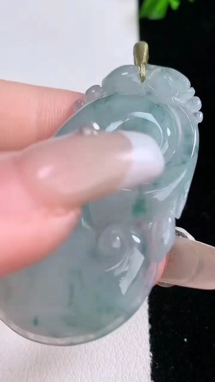 天然A货翡翠飘花如意吊坠，尺寸50.4-28.7-4.5，重量:13.79g
3月6日