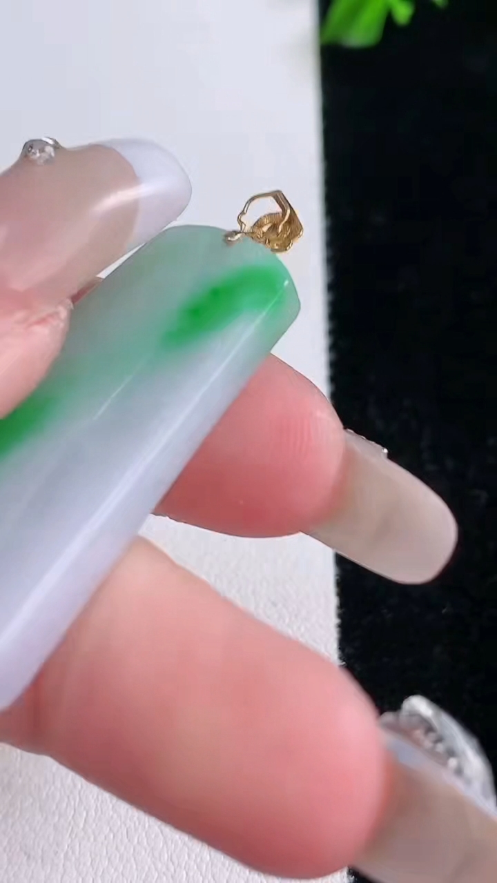 天然A货翡翠无事牌吊坠，尺寸40-20-4，重量:9.10g
3月6日