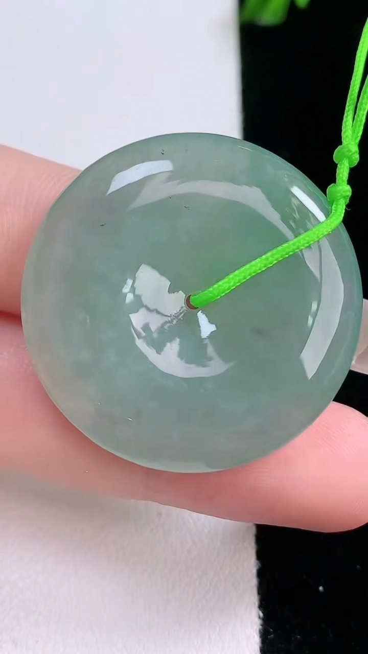 天然A货翡翠平安扣吊坠，尺寸32.2-5.7，重量:12.87g
3月6日