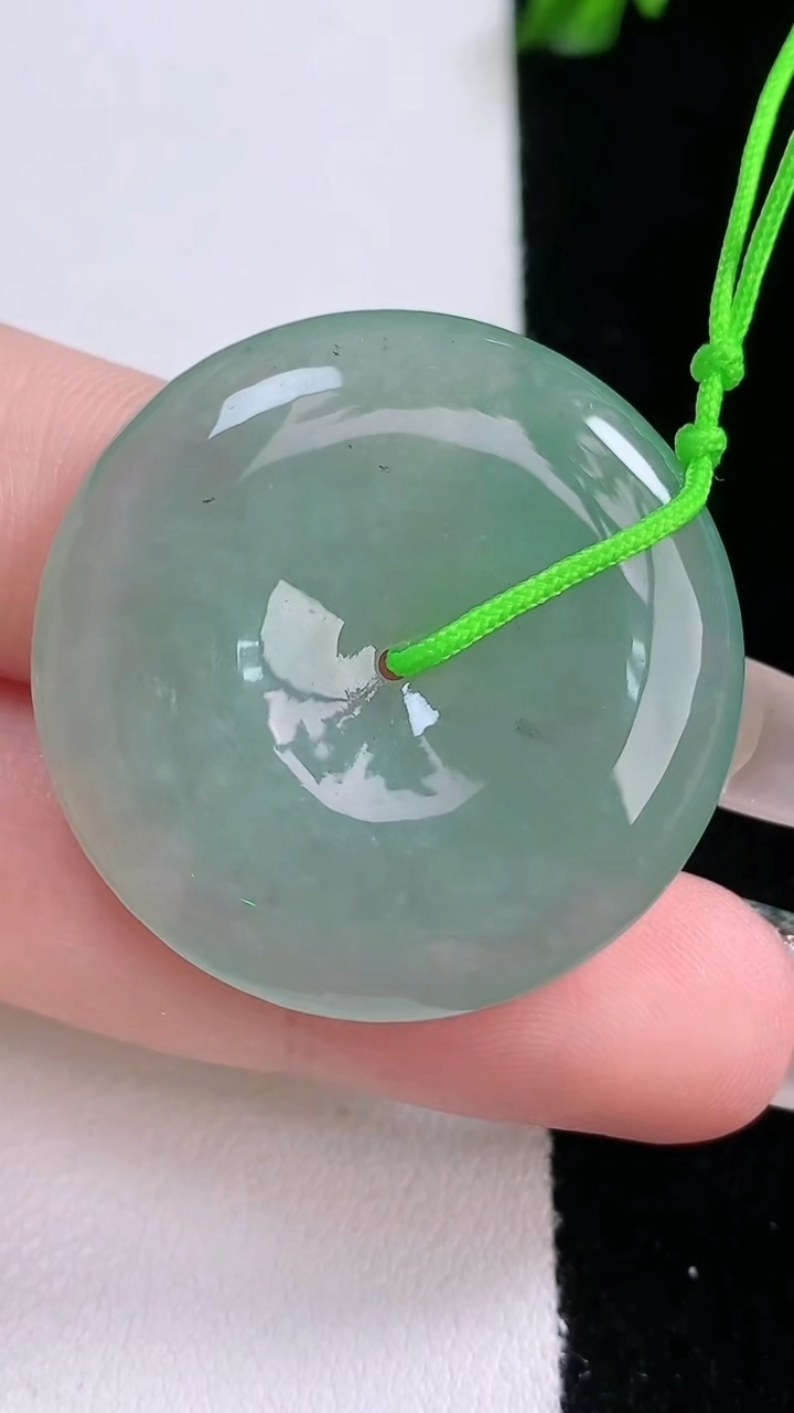 天然A货翡翠平安扣吊坠，尺寸32.2-5.7，重量:12.87g
3月6日