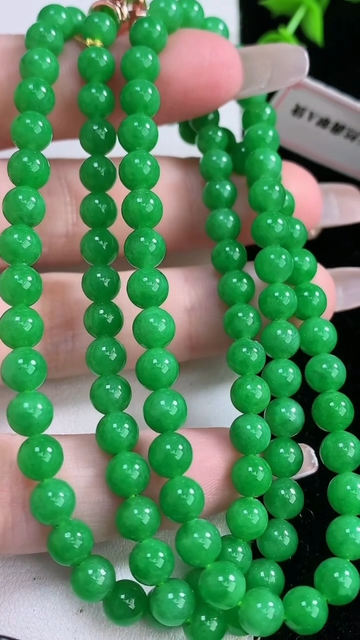 天然A货翡翠圆珠项链，尺寸5.2-108颗，重量:33.00g
3月6日