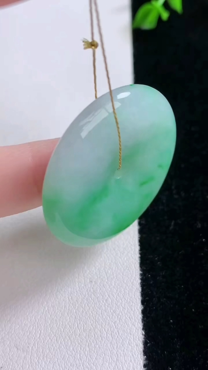 天然A货翡翠平安扣吊坠，尺寸24.2-5.3，重量:14.75g
3月6日