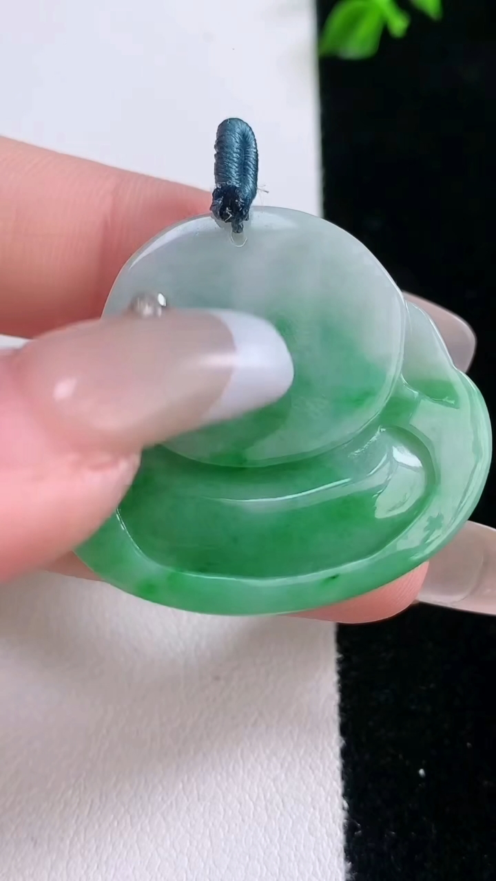 天然A货翡翠佛公吊坠，尺寸31.6-33.5-6.5重量:11.29g
3月6日