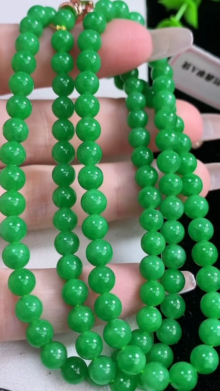 天然A货翡翠圆珠项链，尺寸5.2-108颗，重量:33.00g
3月6日