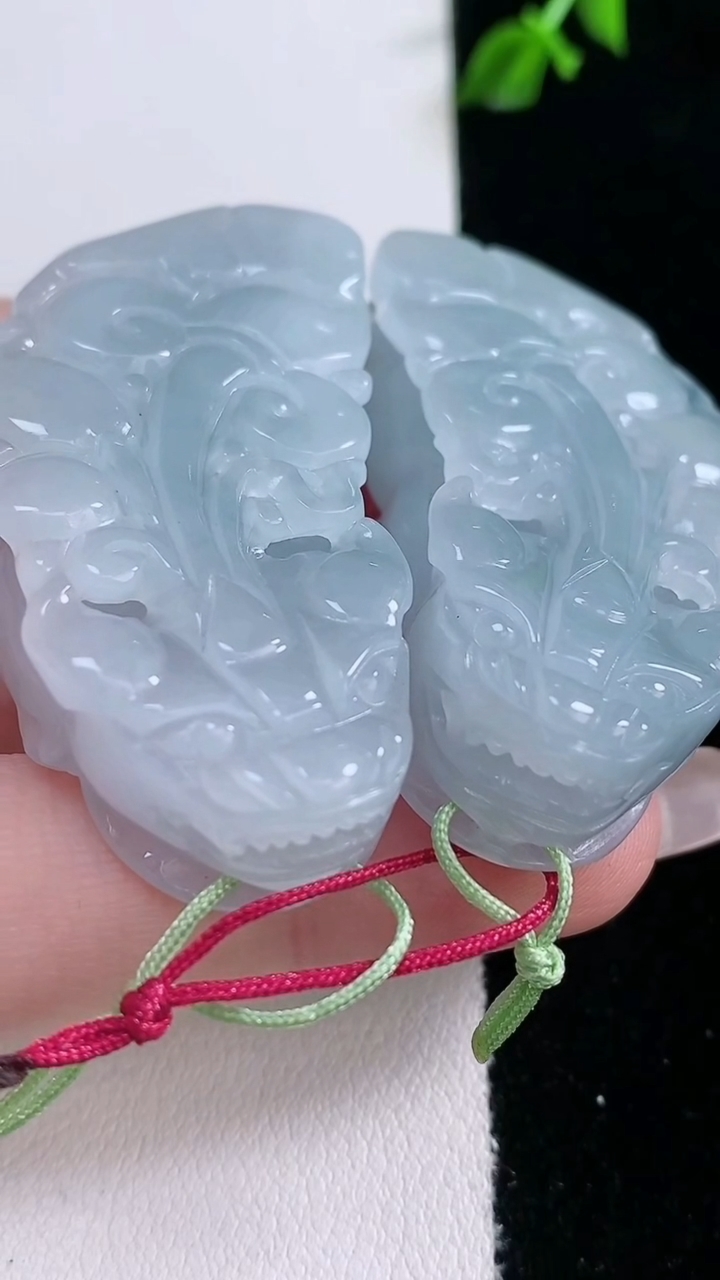 天然A货翡翠紫罗兰貔貅吊坠一对，尺寸46.2-22.6-11.6，重量:58.63g
3月6日