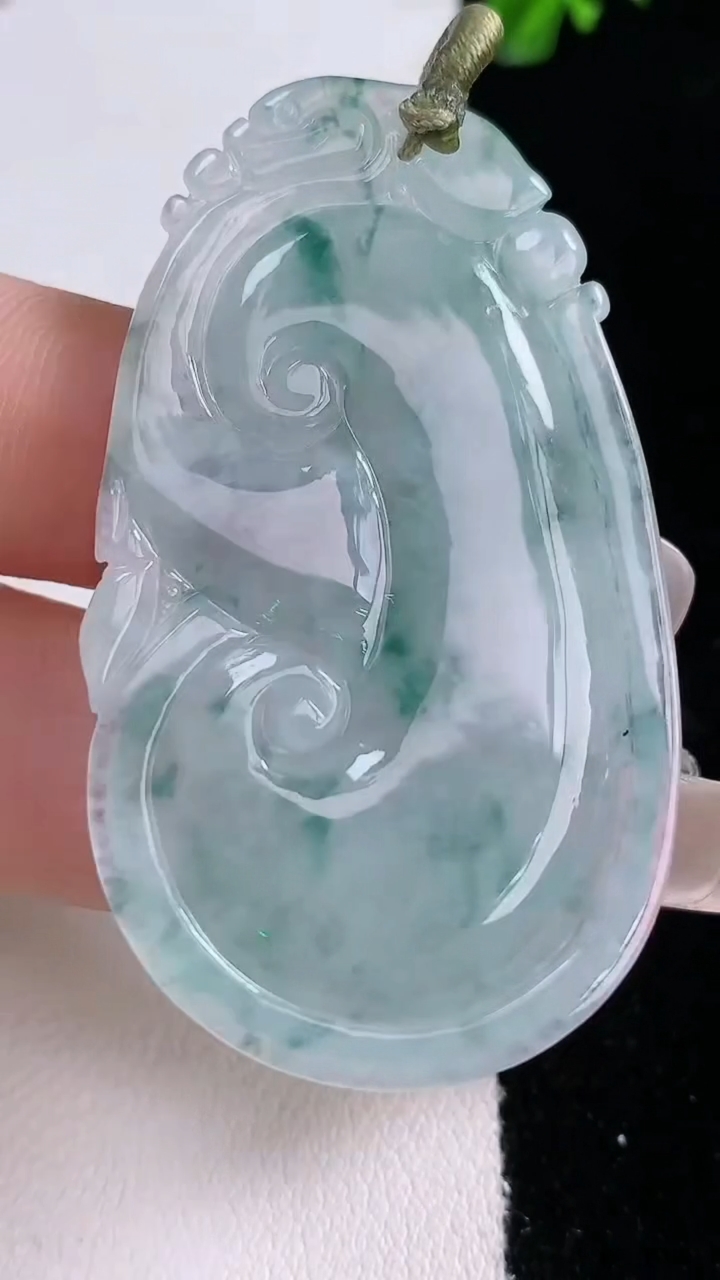 天然A货翡翠飘花如意吊坠，尺寸50.4-28.7-4.5，重量:13.79g
3月6日