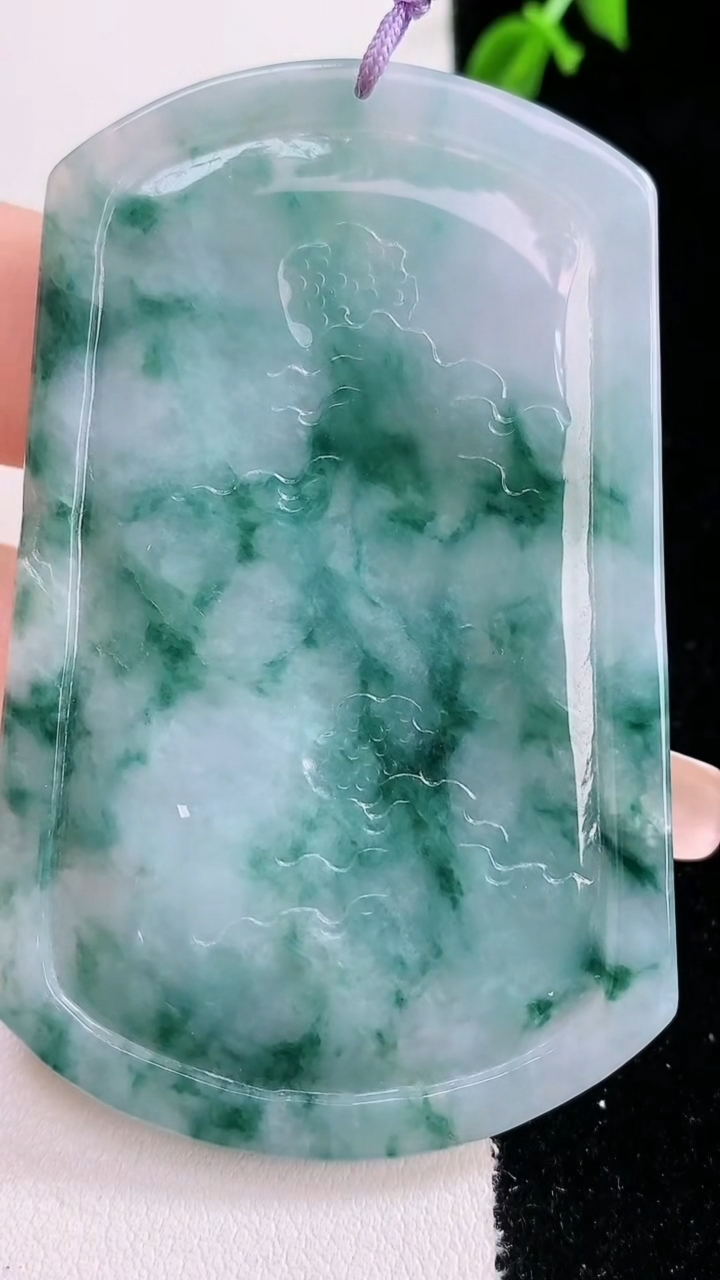 天然A货翡翠牌吊坠，尺寸64.7-41-5.5，重量:36.66g
3月6日