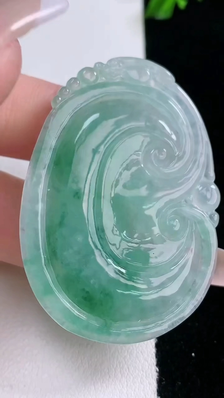 天然A货翡翠飘花如意吊坠，尺寸50-34.2-5.5，重量:17.93g
3月6日