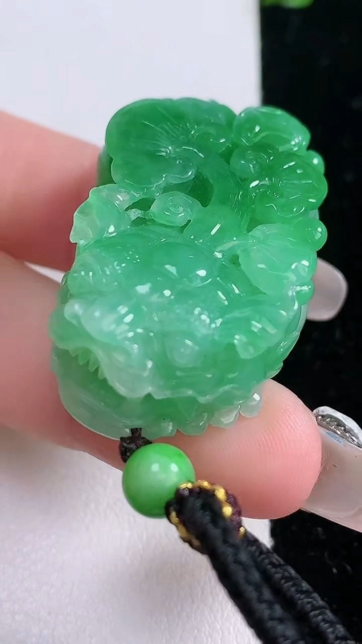 天然A货翡翠貔貅吊坠，尺寸40.2-23-13.3，重量:29.59g
3月6日