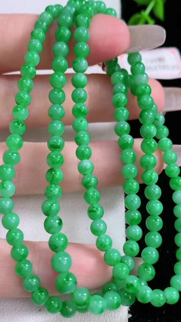 天然A货翡翠圆珠项链，尺寸3.7-139颗，重量:18.46g
3月6日