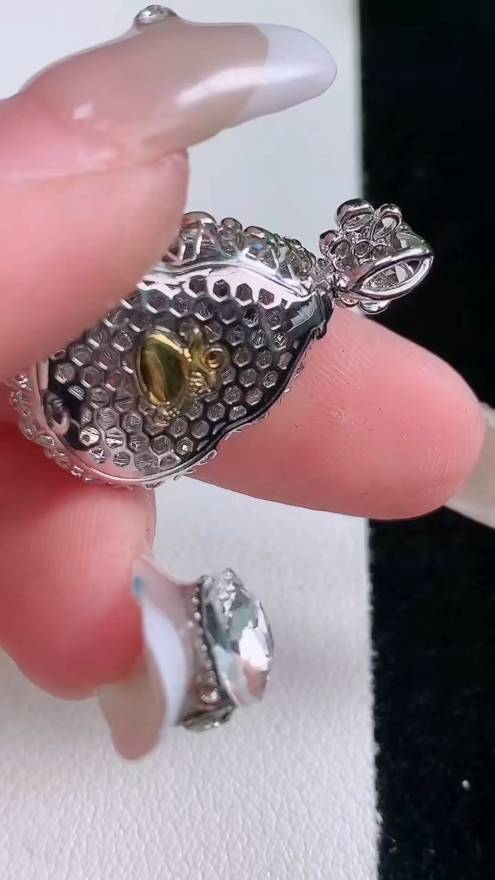 天然A货翡翠葫芦吊坠，尺寸28.4-18-9.8，裸石15.6-12.8重量:4.13g
3月6日