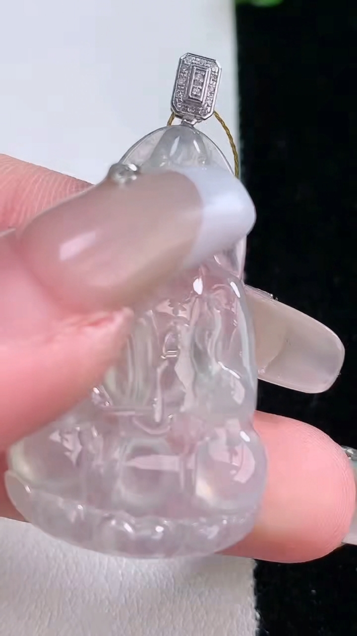 天然A货翡翠观音菩萨吊坠，尺寸36-22.2-3.7，重量:6.16g
3月6日