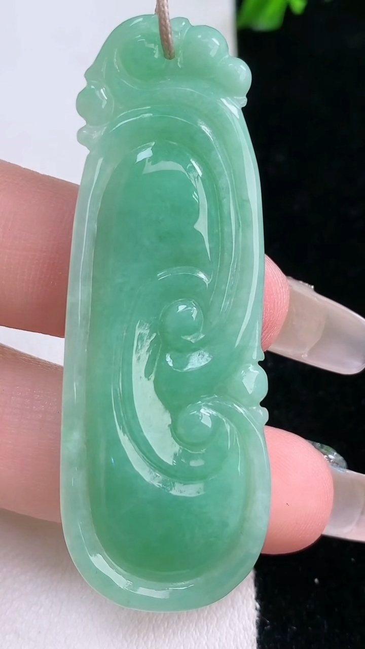 天然A货翡翠如意吊坠，尺寸56.2-19.8-4.4，重量:10.17g
3月6日