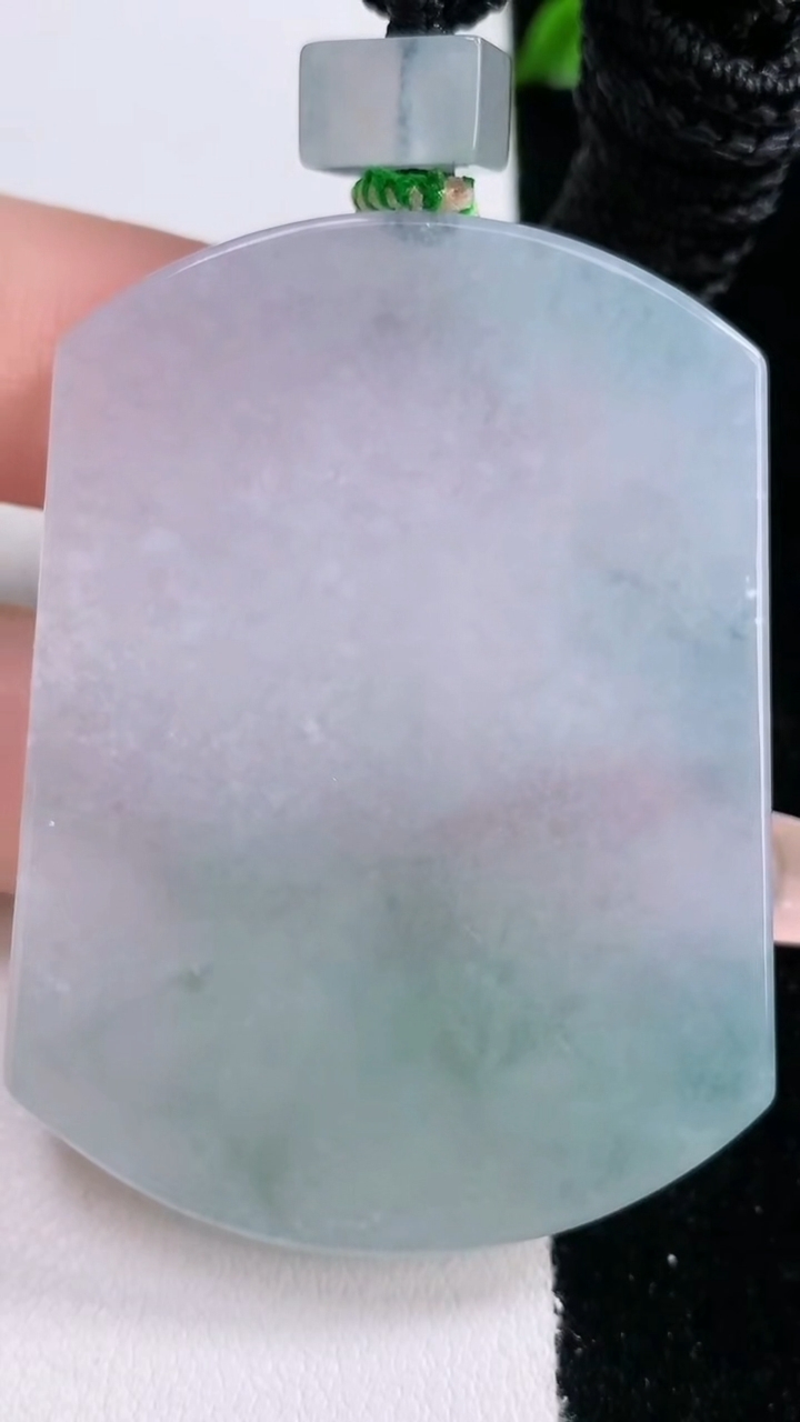 天然A货翡翠无事牌吊坠，尺寸53-38.8-5.9，重量:42.21g
3月6日