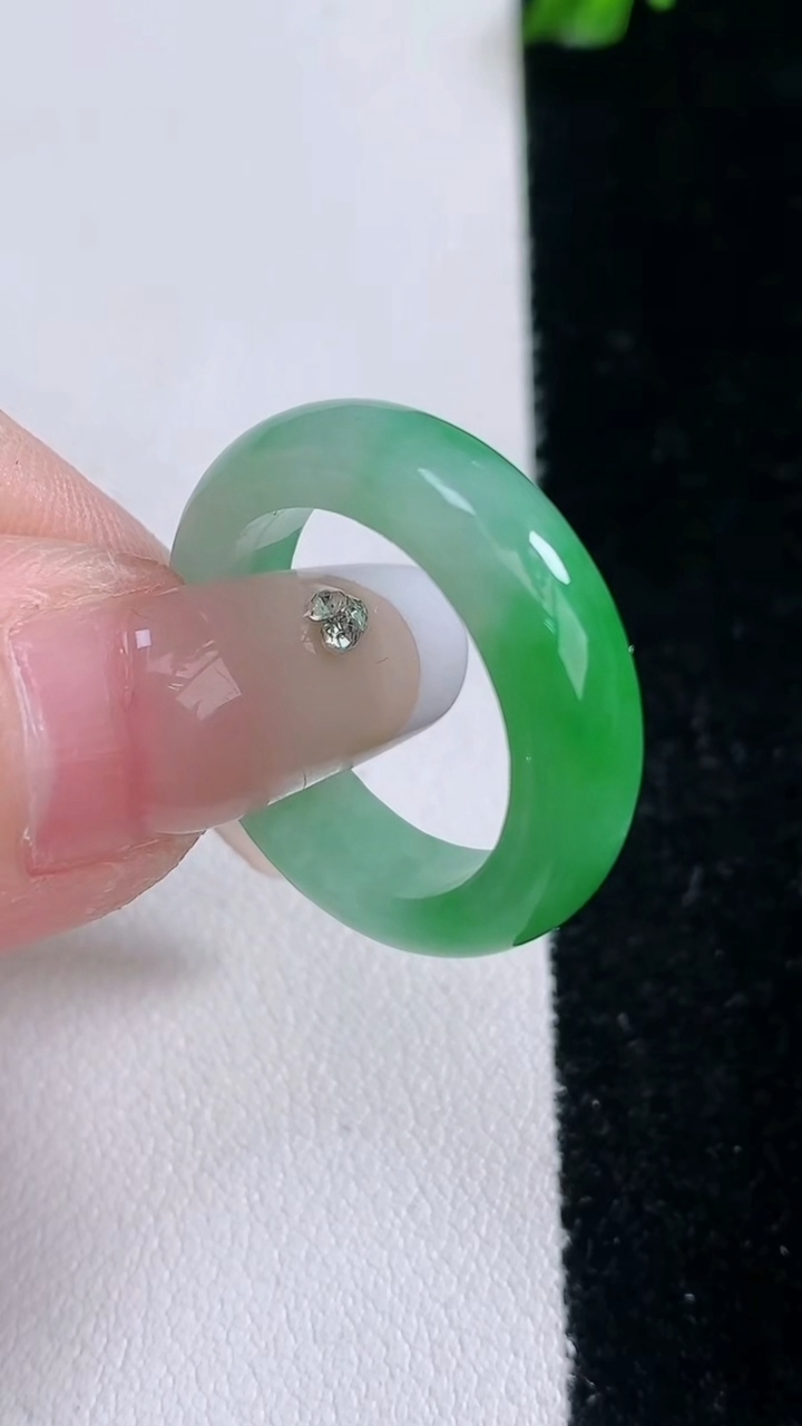 天然A货翡翠指环戒指，尺寸18-5.8-3.2，重量:4.40g2026年3月6日
工厂直销收藏佳品,种好水足，色泽均匀，有种有色，上手高大气！
