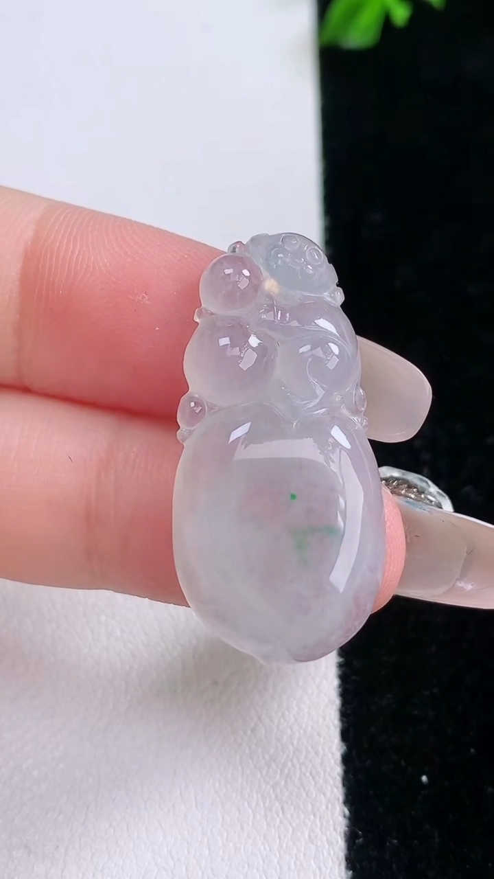 天然A货翡翠寿桃吊坠，尺寸31.7-15.7-4.5，重量:4.70g
3月6日