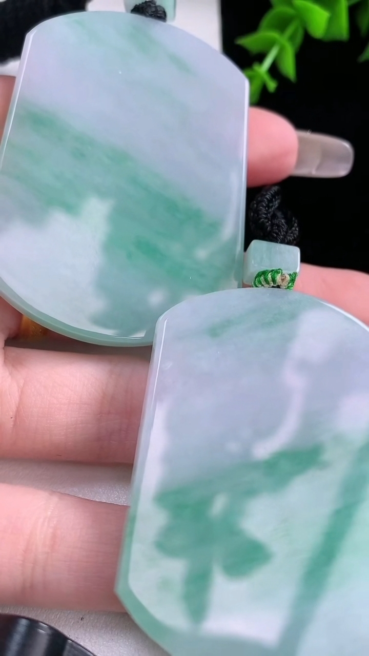 天然A货翡翠无事牌吊坠一对，尺寸53.4-40-5.3，重量:73.12g
3月6日