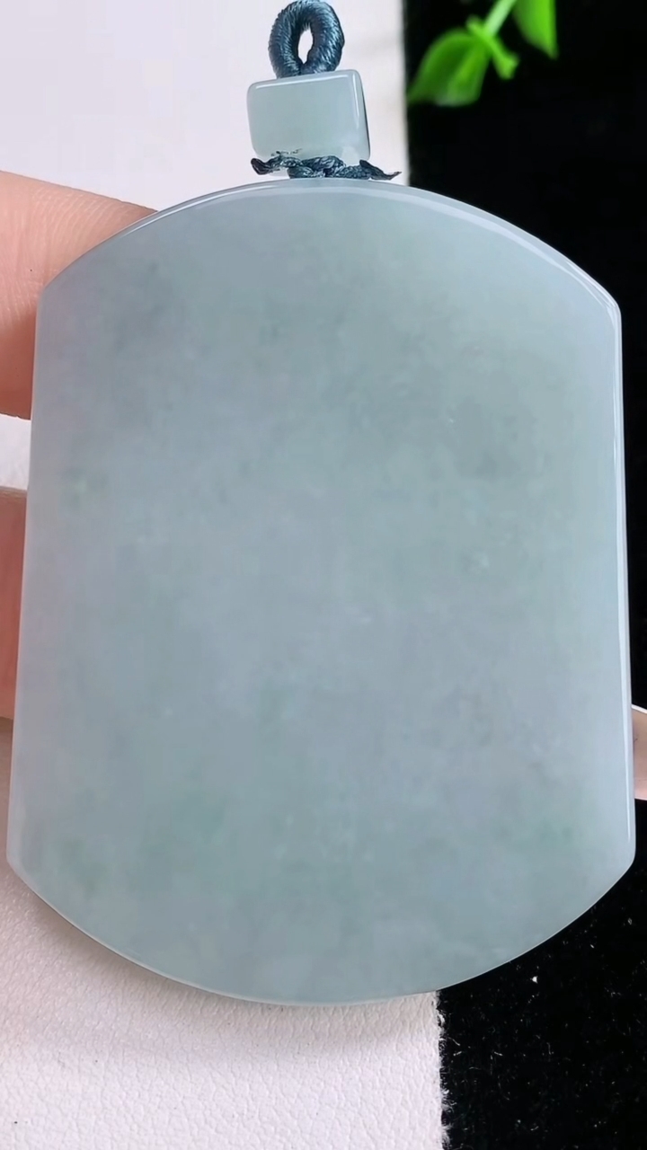 天然A货翡翠无事牌吊坠，尺寸55.8-42.6-5.6，重量:41.00g
3月6日