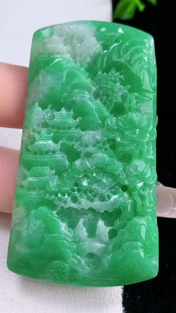 天然A货翡翠山水牌吊坠，尺寸61.2-32.7-5.7，重量:31.21g
3月6日