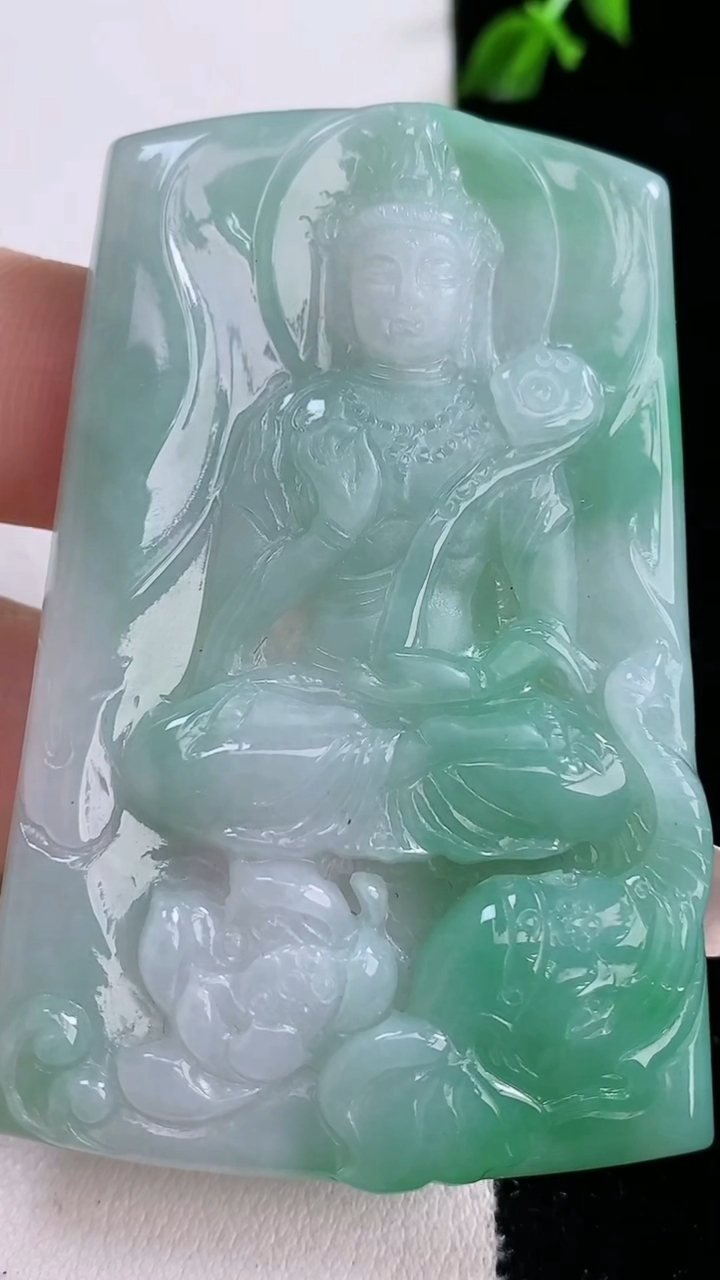 天然A货翡翠普贤菩萨吊坠，尺寸59-40.2-4.2，重量:26.47g
3月6日