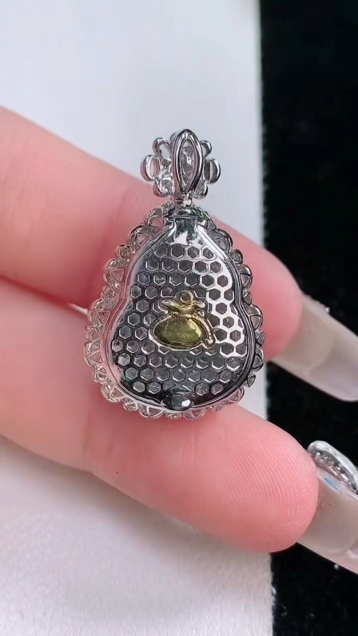 天然A货翡翠葫芦吊坠，尺寸28.4-18-9.8，裸石15.6-12.8重量:4.13g
3月6日