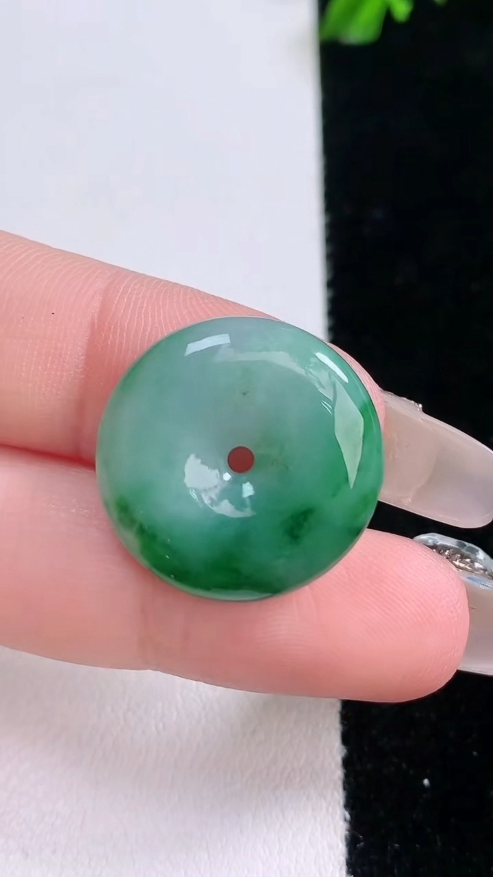 天然A货翡翠平安扣吊坠，尺寸20.3-4.7，重量:4.26g
3月6日