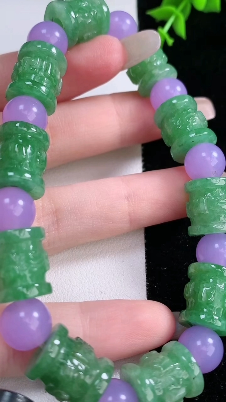 天然A货翡翠路路通手串，尺寸12.8-10.8-10颗，重量:37.78g3月6日
工厂直销收藏佳品
