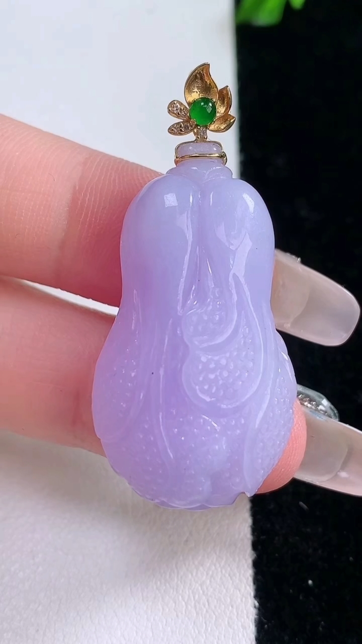 天然A货翡翠18K金紫罗兰白菜吊坠，尺寸32.5-19.6-10.5，重量:12.13g
3月6日
