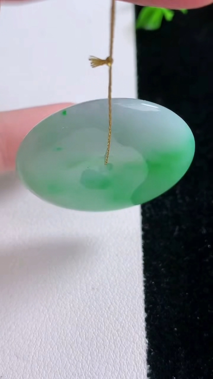 天然A货翡翠平安扣吊坠，尺寸24.2-5.3，重量:14.75g
3月6日