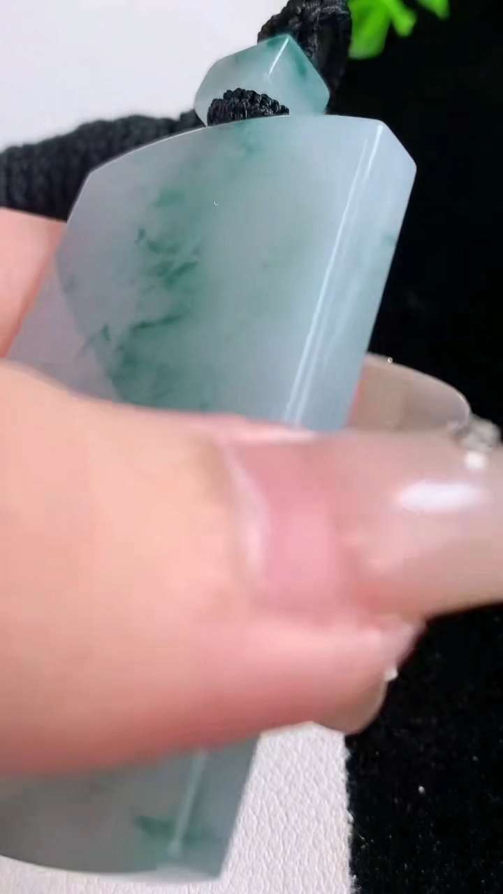 天然A货翡翠飘花无事牌吊坠，尺寸53.5-35.4-5.7，重量:38.48g
3月6日