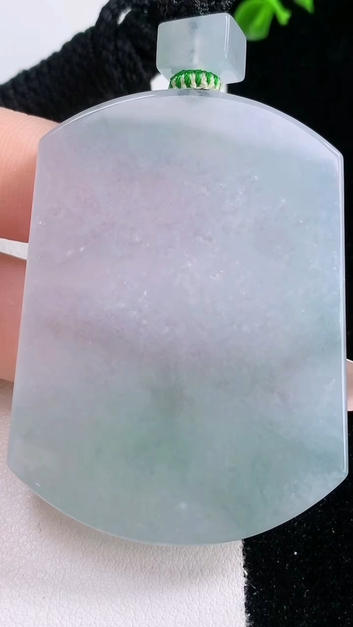 天然A货翡翠无事牌吊坠，尺寸53-38.8-5.9，重量:42.21g
3月6日