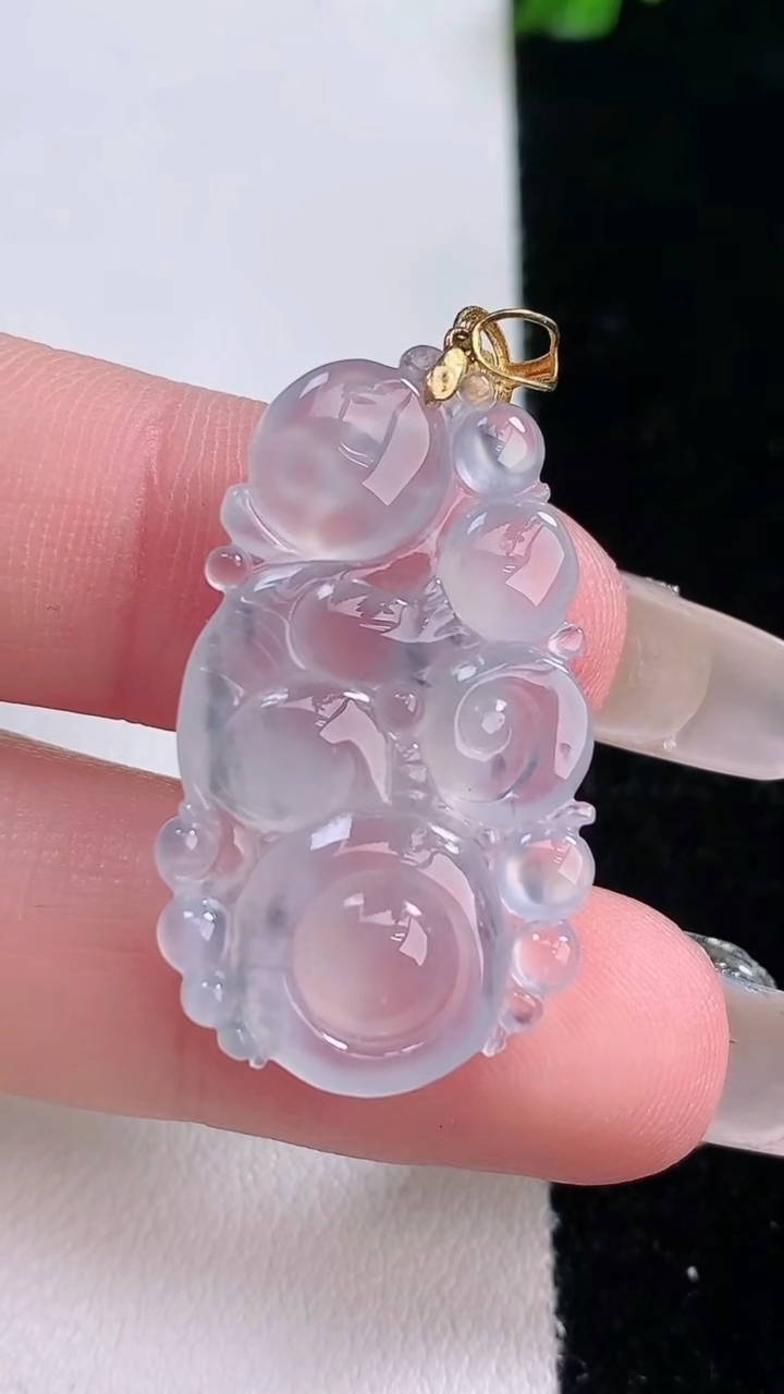 天然A货翡翠种飘花生肖猴吊坠，尺寸30.3-18.5-3.7，重量:2.84g
3月6日