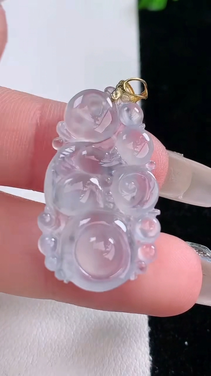 天然A货翡翠种飘花生肖猴吊坠，尺寸30.3-18.5-3.7，重量:2.84g
3月6日