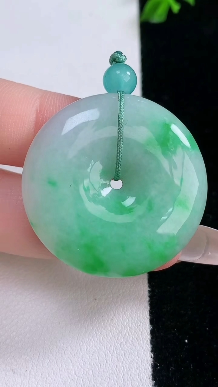 天然A货翡翠平安扣吊坠，尺寸33-5.8，重量:13.80g
3月6日