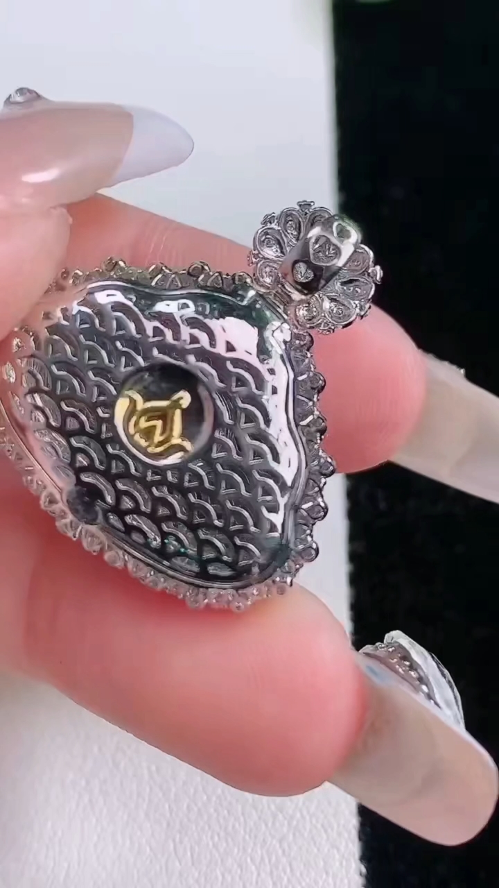 天然A货翡翠佛公吊坠，尺寸26.2-25.4-10，裸石13-19.6重量:5.26g
3月6日