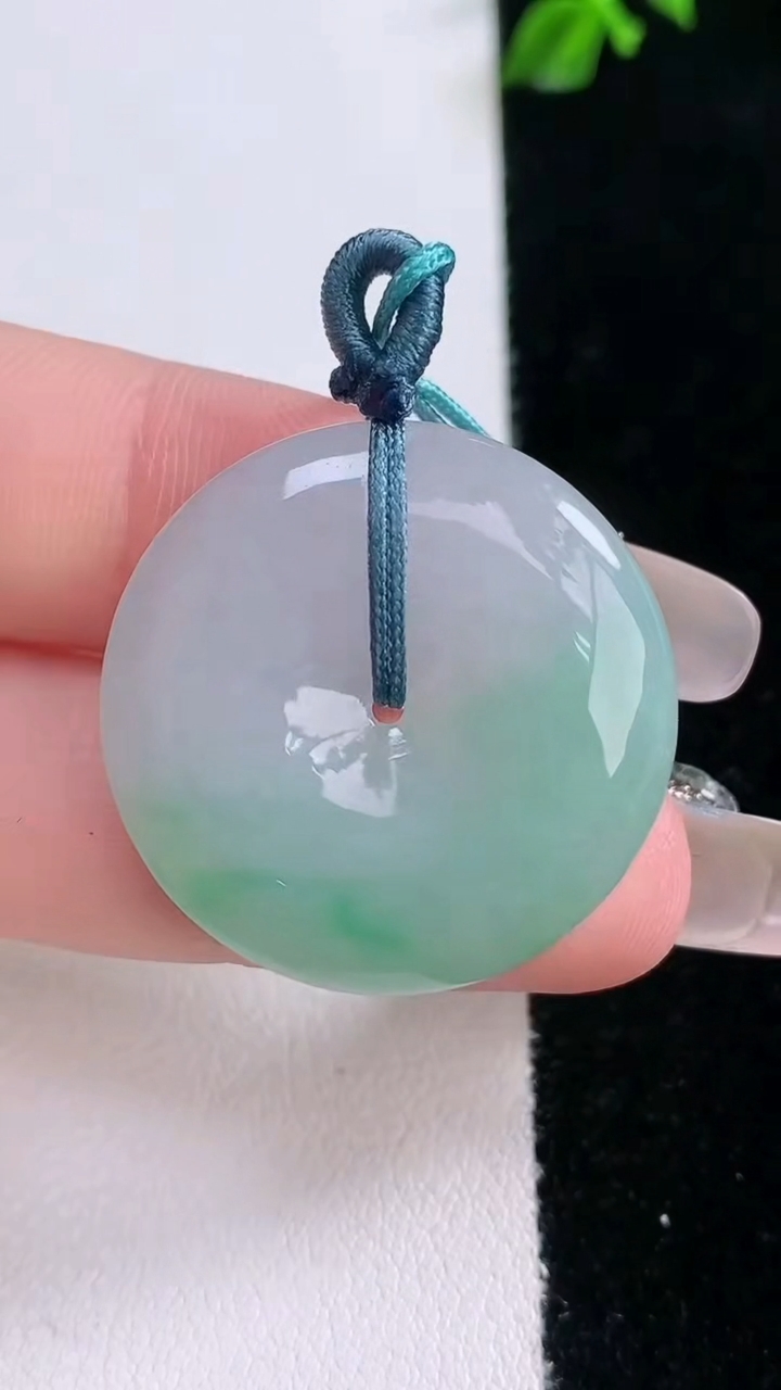 天然A货翡翠平安扣吊坠，尺寸27.4-5.3，重量:8.55g
3月6日