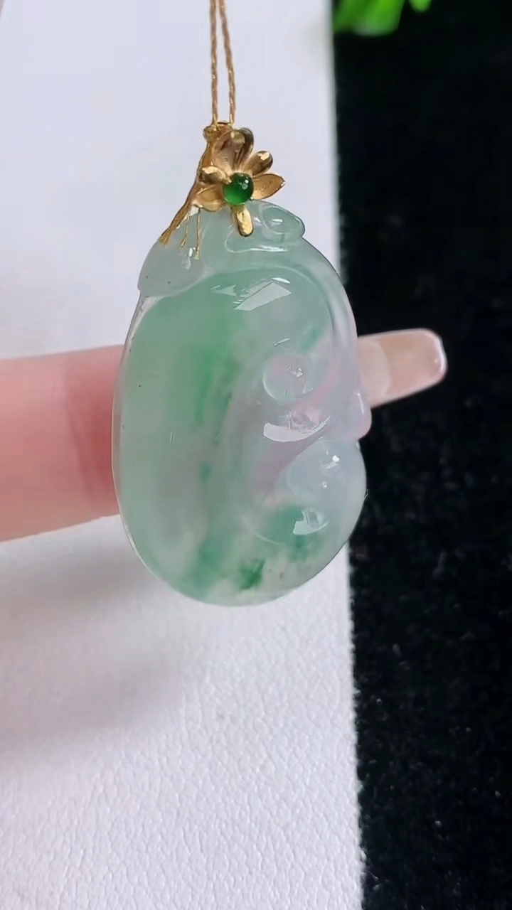 天然A货翡翠种飘花如意吊坠，尺寸32-19-5.8，重量:7.84g
3月6日