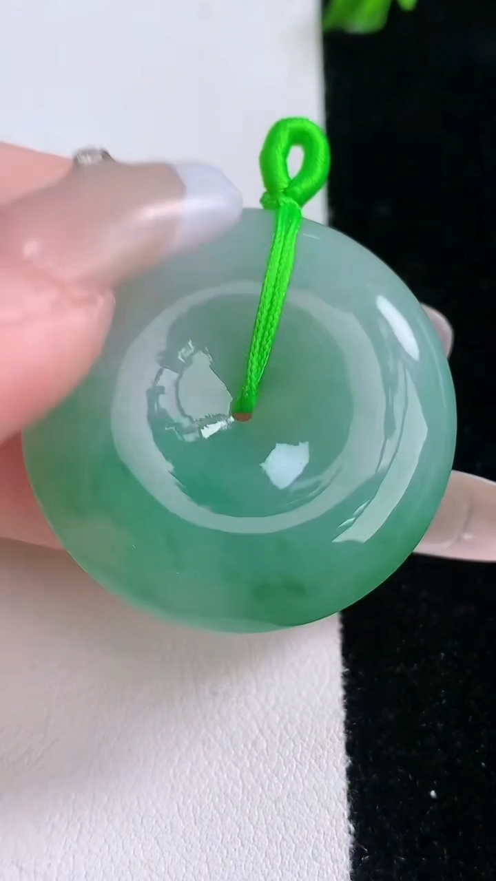 天然A货翡翠平安扣吊坠，尺寸33.8-7重量:16.75g
3月6日