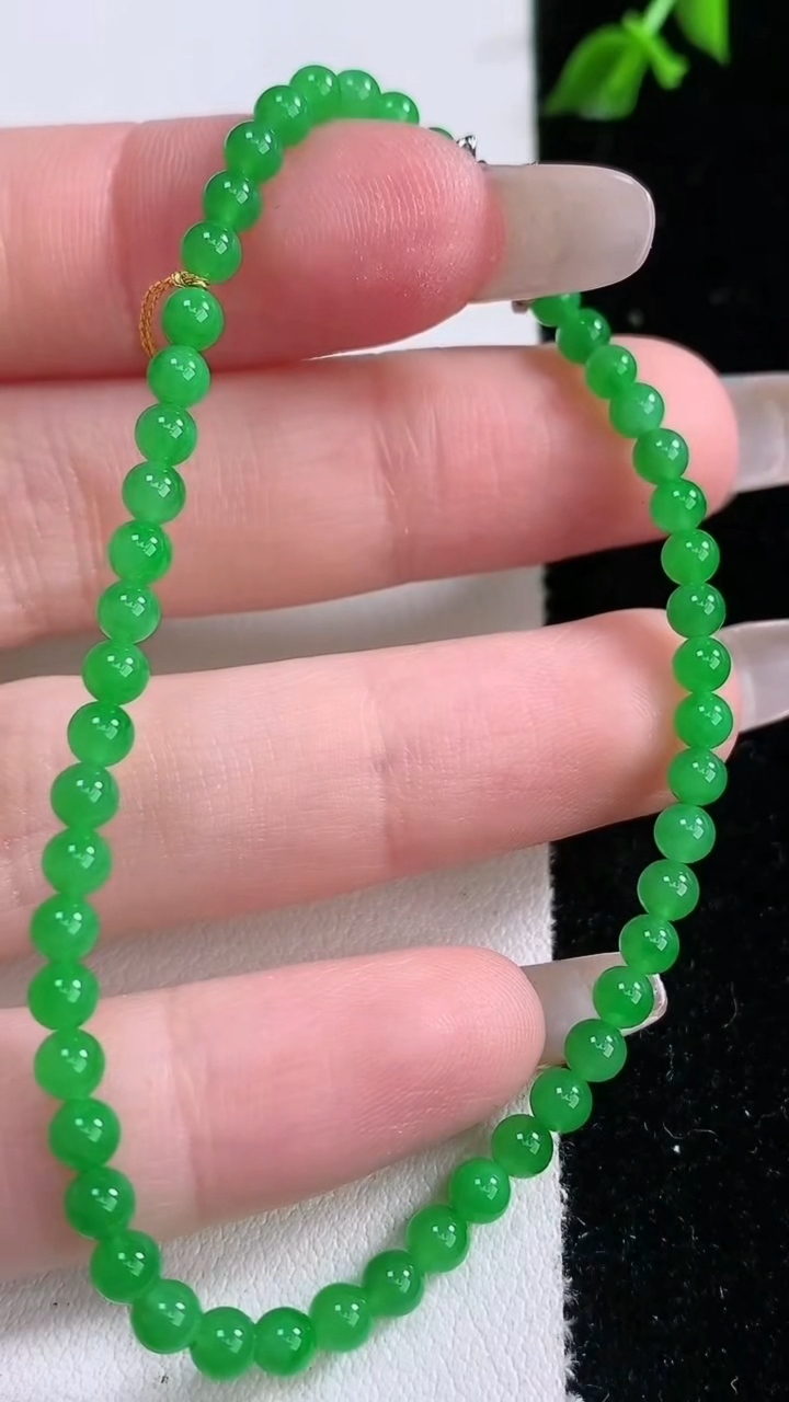 天然A货翡翠小米珠手串，尺寸3.3-49颗，重量:4.53g3月6日
工厂直销收藏佳品,种好水足，色泽均匀，有种有色，上手高大气！